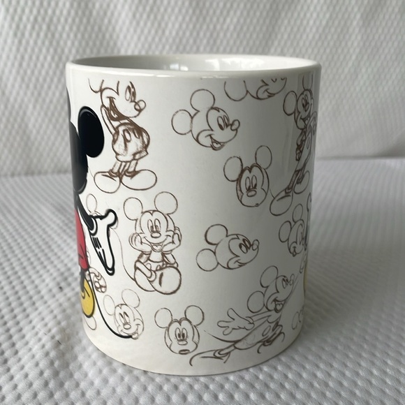 Disney Collectable  16 oz Mug Featuring Mickey Mouse. - Picture 4 of 6